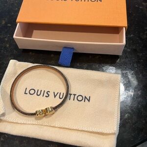 LOUIS VUITTON Historic mini monogram bracelet sz 19